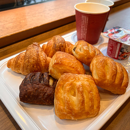 大好評の朝食無料サービス。パンや挽き立てコーヒーで元気をチャージ！