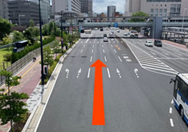 国道84号線を東へ進み、右手に広島駅が見えたら左車線に入ります。