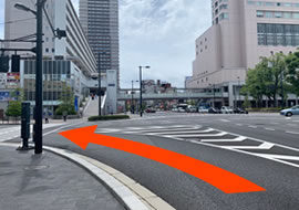 広島駅正面にある新幹線口(東)交差点を左折します。
左角にある広島銀行が目印でございます。