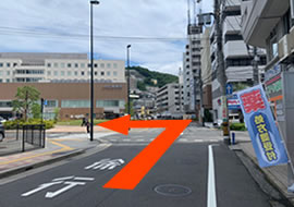 1つめの交差点を左折します。右手にあるエスマル薬局が目印でございます。