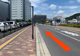 JR広島病院を右手にそのまま直進します。