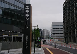 横断歩道を過ぎて右手に広島県医師会、左手に『エキキターレ』の看板が見えてきます。