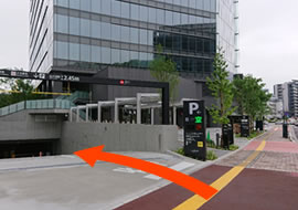 『エキキターレ』の看板を過ぎてすぐ左手に地下1階の駐車場への入り口がございます。
こちらのグラノード駐車場が当ホテルと提携している駐車場でございます。