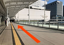 広島駅北口を出て三又を左に曲がって頂き、広島駅を左手に歩道橋をお進みください。