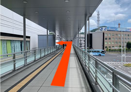 歩道橋に沿って大通りを渡って頂き、突き当りを左へ下りてください。(階段もしくはエレベーターがございます。)