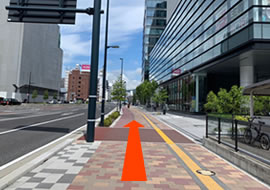 歩道橋を下りて広島テレビ放送を目印に直進します。