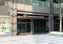 1分ほど進んて頂くと右手に当ホテルの玄関が見えて参ります。館内のエレベーターにて13階フロントまでお越しくださいませ。