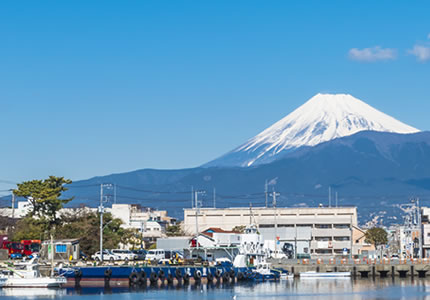 伊豆半島の入り口、富士を望む港町。