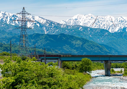 観光、ビジネスにも最適な富山の玄関口。