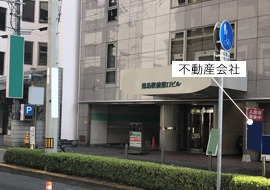 不動産会社の左隣に提携駐車場の「徳島駅前濱口ビル駐車場」がございます