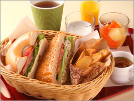 休みの朝はお化粧もお休みして「部屋朝食」もご用意しています。